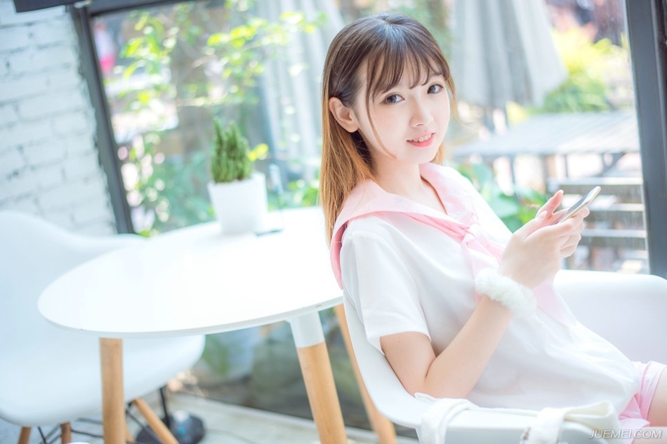 “老爷，马已经准备好了。”管家来到房间外，听着里面低沉的咆哮声，有些胆颤道。